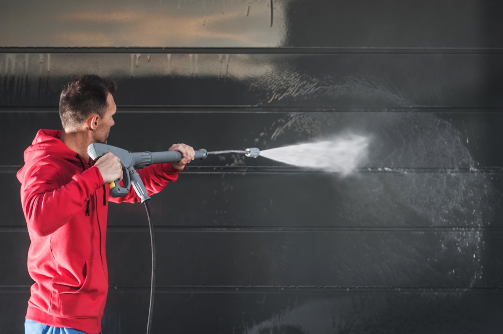 Garage doors must always be free from dust and debris